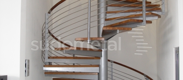 Scara spirala din metal si trepte din lemn SAC 004